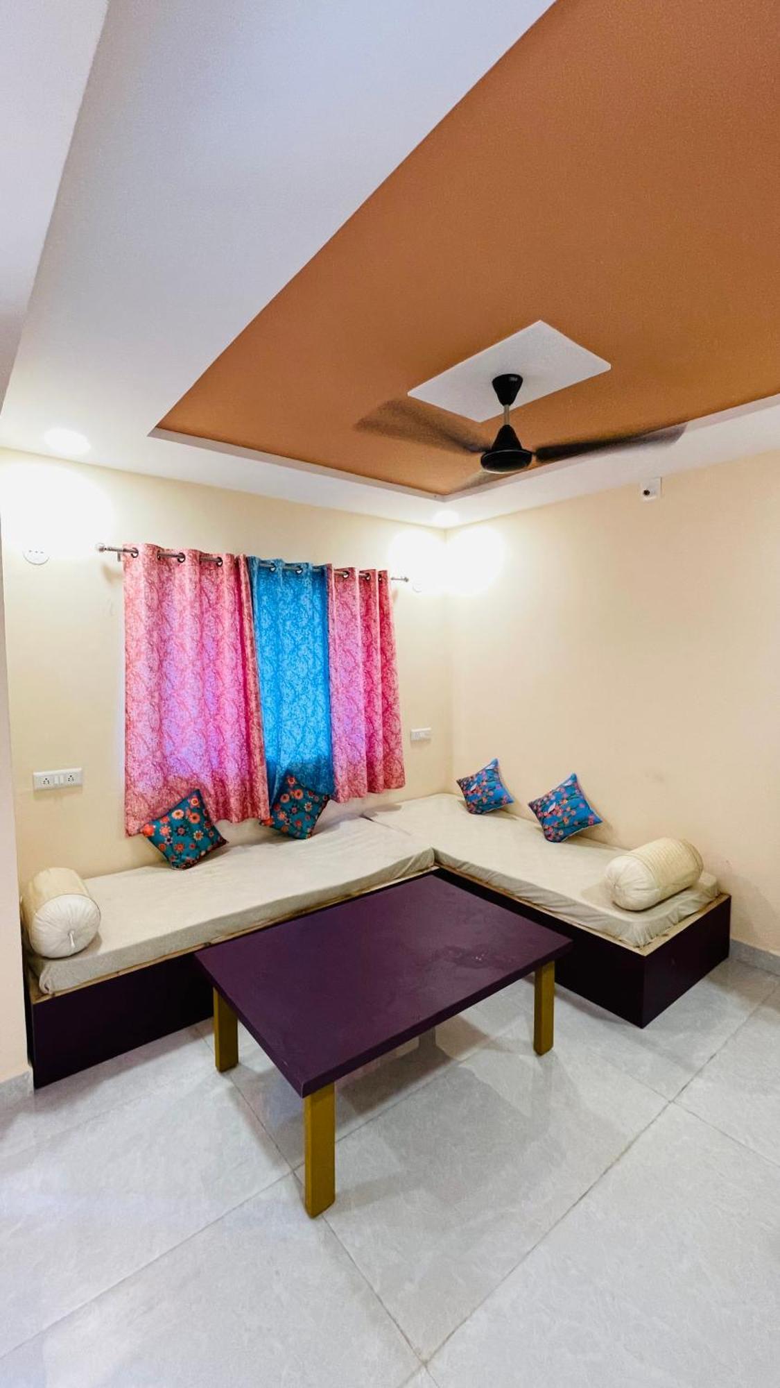 Hotel Devka House à Daman Extérieur photo