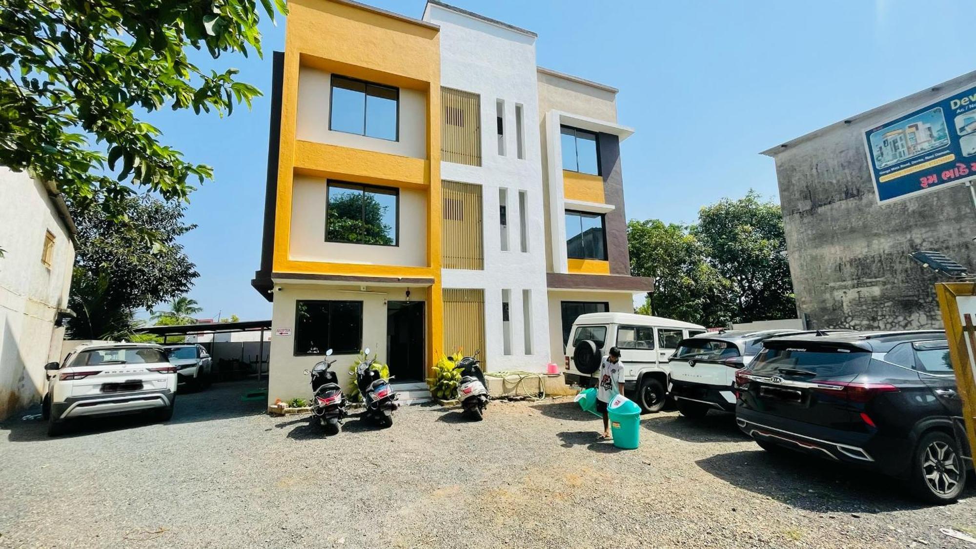 Hotel Devka House à Daman Extérieur photo