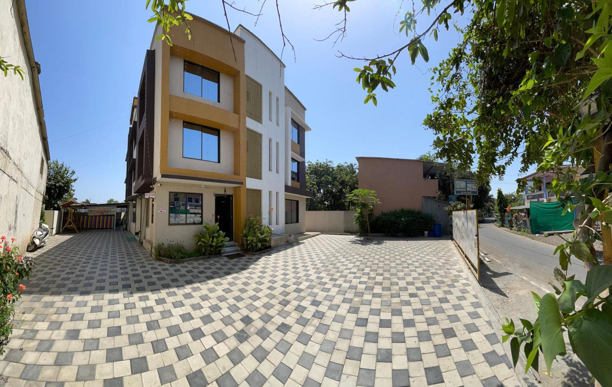 Hotel Devka House à Daman Extérieur photo